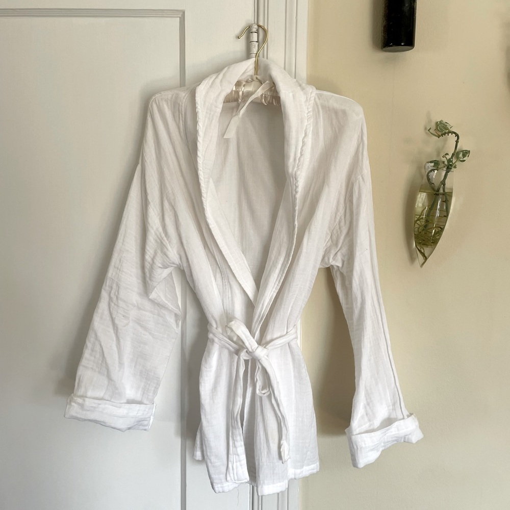 Light and luxurious white linen bathrobe